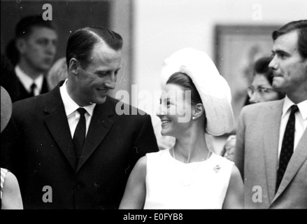Dieses Bild zeigt Kronprinz Harald und Kronprinzessin Sonja von Norwegen, wahrscheinlich während ihrer Hochzeit, in einer malerischen Umgebung im Freien mit üppigem Grün und königlicher Atmosphäre. Stockfoto