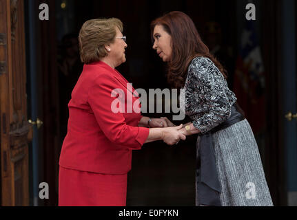 Buenos Aires, Argentinien. 12. Mai 2014. The President of Argentina Cristina Fernandez (R) schüttelt Hände mit seinem chilenischen Kollegen Michelle Bachelet (L) in der Präsidentschafts-Haus in Buenos Aires, der Hauptstadt von Argentinien, am 12. Mai 2014. Bachelet ist Argentinien mit dem Ziel der Unterzeichnung von bilateralen Abkommen mit Fernandez Besuch. Bildnachweis: Martin Zabala/Xinhua/Alamy Live-Nachrichten Stockfoto