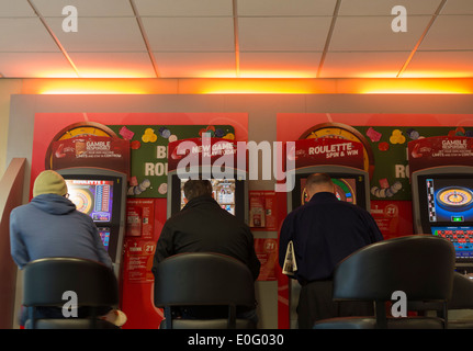 Spielautomaten im Shop Ladbrokes Wetten mit festen Quoten. UK Stockfoto