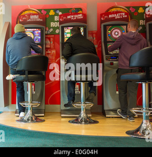 Mit festen Quoten Spielautomaten (FOBT terminal Wetten zu festen Quoten) in Ladbrokes Betting Shop. Großbritannien Stockfoto