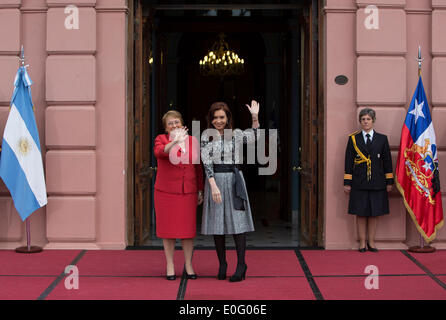 Buenos Aires, Argentinien. 12. Mai 2014. Der Präsident von Argentinien Cristina Fernandez (vorne R) posiert mit seinem chilenischen Kollegen Michelle Bachelet (L) in der Präsidentschafts-Haus in Buenos Aires, der Hauptstadt von Argentinien, 12. Mai 2014. Bachelet ist Argentinien mit dem Ziel der Unterzeichnung von bilateralen Abkommen mit Fernandez Besuch. Bildnachweis: Martin Zabala/Xinhua/Alamy Live-Nachrichten Stockfoto