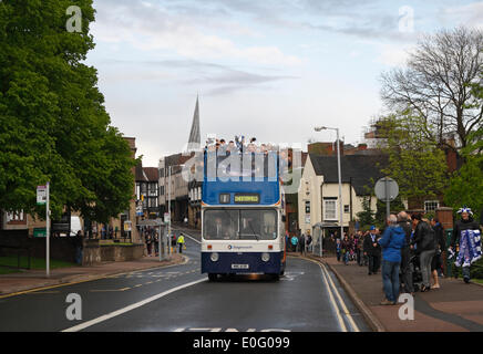 Chesterfield, Großbritannien, 12. Mai 2014. Fußballmannschaft von Chesterfield, Meister der 2. Liga, offene Busparade und Bürgerempfang im Rathaus von Chesterfield in Derbyshire England, Großbritannien, Montag, 12. Mai 2014 Stockfoto