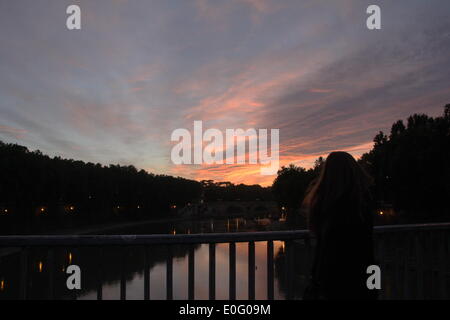 Rom Italien. 12. Mai 2014 schöne Wolkenformation über den Tiber bei Sonnenuntergang in Rom. Bildnachweis: Gari Wyn Williams / Alamy Live News Stockfoto