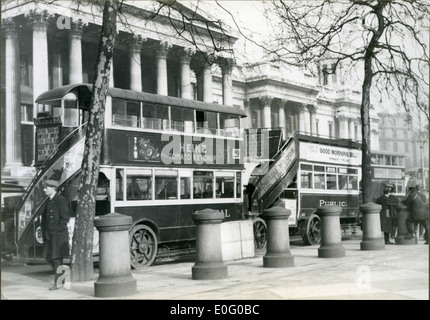 Dieses Bild zeigt Busse, die 1927 vor der National Gallery in London standen. Die Szene reflektiert die Verkehrsmittel im London des frühen 20. Jahrhunderts und zeigt Busse als wichtiges Verkehrsmittel der damaligen Zeit. Stockfoto