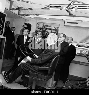 Der schwedische König Gustav VI Adolf besucht die Transport-Museum von Stockholm im Jahr 1963 Stockfoto