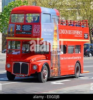 Alten roten Londoner routemaster Bus mit konvertierten Top Deck für oben offene Stadtführungen London England Großbritannien Stockfoto