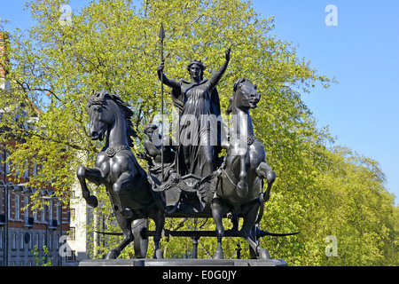 Vorderseite von Boadicea & her Daughters viktorianische Bronzestatue mit Wagen und Pferden Bildhauer Thomas Thornycroft Kulisse von Frühlingsbäumen London England UK Stockfoto