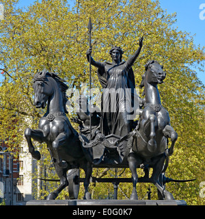 Vorderseite von Boadicea & her Daughters viktorianische Bronzestatue mit Wagen und Pferden Bildhauer Thomas Thornycroft Kulisse von Frühlingsbäumen London England UK Stockfoto