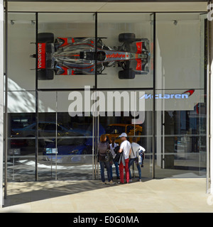 Besucher dieser Seite von Autos aus außerhalb dem McLaren-Autohaus in Knightsbridge London Stockfoto