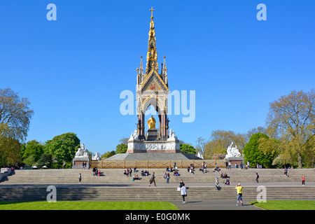 Historisches viktorianisches Londoner Tourismusdenkmal Albert Memorial in Kensington Gardens Landschaft mit Prince Albert sitzend Blue Sky Day London England Großbritannien Stockfoto