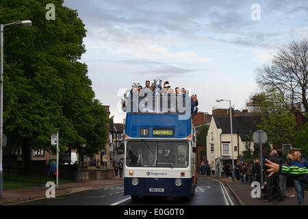 Chesterfield, Großbritannien 12. Mai 2014 Fußballmannschaft Chesterfield F.C., Meister der 2. Liga, offene Busparade und Bürgerempfang im Chesterfield Rathaus Derbyshire England, Großbritannien. Montag, 12. Mai 2014 Stockfoto