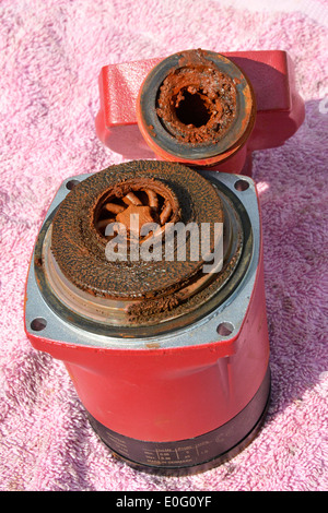 Nahaufnahme der Wasserpumpe mit Schlammablagerungen verstopft nach Ausfall von Komponenten und Entfernung aus der häuslichen Zentralheizung Essex England UK Stockfoto