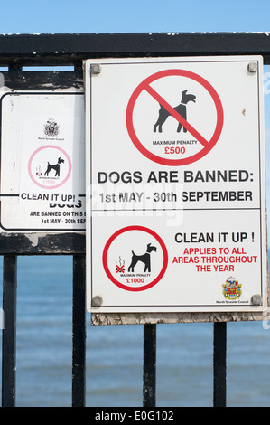 Zeichen oder Hinweis Hunde verboten sind von Whitley Bay Strand Nord-Ost England UK Stockfoto