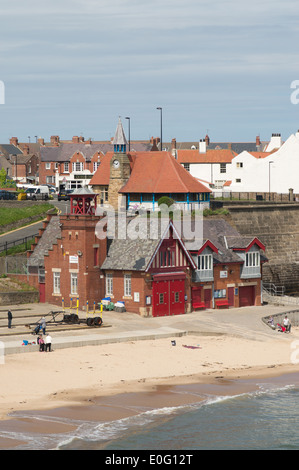 Familien am Strand vor Cullercoats Bay RNLI Lifeboat station Nord-Ost-England, UK Stockfoto