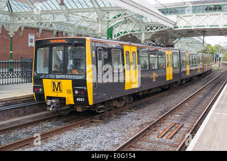 U-Bahn-Zug in Tynemouth Bahnhof, Nord-Ost-England, UK Stockfoto