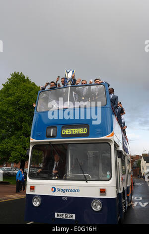 Chesterfield, UK. 12. Mai 2014. Chesterfield F.C. Football Team, Liga 2 Meister, Open Top Bus Parade und bürgerlichen Empfang im Rathaus von Chesterfield, UK. Montag, 12. Mai 2014 Stockfoto