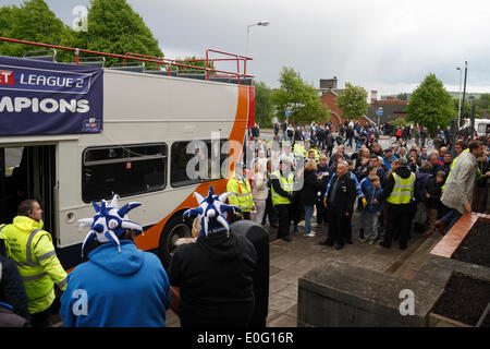 Chesterfield, UK. 12. Mai 2014. Chesterfield F.C. Football Team, Liga 2 Meister, Open Top Bus Parade und bürgerlichen Empfang im Rathaus von Chesterfield, UK. Montag, 12. Mai 2014 Stockfoto