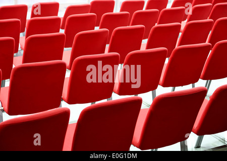 Viele leere roten sitzen In Reihen Stockfoto