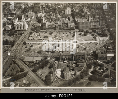 Prozession durch große Menschenmassen, die sich am Hyde Park und der St Mary's Cathedral zur Eröffnung der Sydney Harbour Bridge am 19. März 1932 versammelten Stockfoto