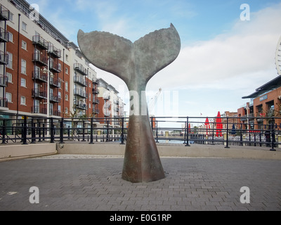 Der Whale Tail, eine bronzene Skulptur des Künstlers Richard Farrington auf Anzeige in der Plaza in Gunwharf Quays, Portsmouth. Stockfoto