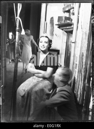 Dieses Backstage-Porträt zeigt eine nicht identifizierte Tänzerin der Ballets Russes während ihrer australischen Tour um 1938. Es bietet einen Einblick in die Welt des professionellen Balletts und seine internationale Tournee. Stockfoto