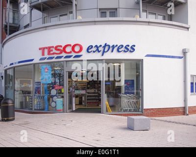 Der vordere Eingang zu einem Tesco Express-Speicher Stockfoto