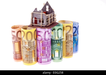 Eine Menge von Euro Banknoten mit Shell-Haus, Viele Euro-Geldscheine Mit Rohbau Haus Stockfoto