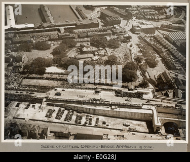 Menschenmengen versammelten sich am Bradfield Highway für die Eröffnung der Sydney Harbour Bridge, 19. März 1932 Stockfoto