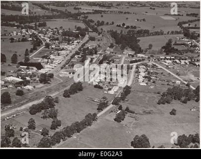 Dieses Luftbild aus dem Zweiten Weltkrieg zeigt Drouin, eine Stadt in Victoria, Australien. Es erfasst das Stadtzentrum und bietet Einblick in die Stadtplanung und -Entwicklung während des Krieges. Stockfoto
