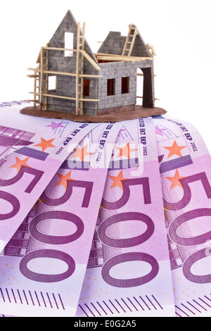 Eine Menge von Euro Banknoten und Shell eines Hauses, Viele Euro-Geldscheine Und Rohbau Eines Malgrat Stockfoto