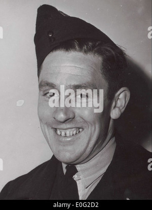 Ein Porträt von Stewart Cobbledick, einem Mitglied der Royal Australian Air Force (RAAF), während des Zweiten Weltkriegs. Das Foto zeigt Cobbledick in Uniform und symbolisiert den Beitrag australischer Soldaten während des Krieges. Stockfoto