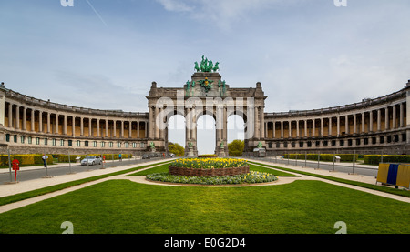 U-förmige Gebäude anlässlich des 50. Jahrestages der Belgien im Brüsseler Jubilee Park errichtet. Stockfoto