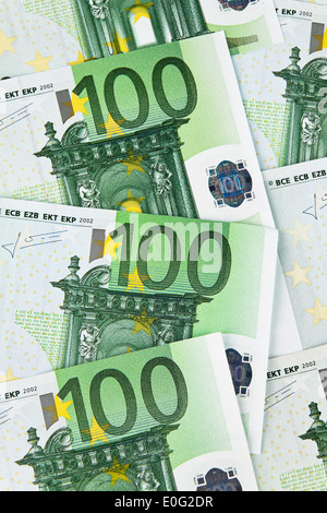 Viele hundert Euro Banknoten liegen nebeneinander, Viele Hundert Euro-Geldscheine Stück nebeneinander Stockfoto