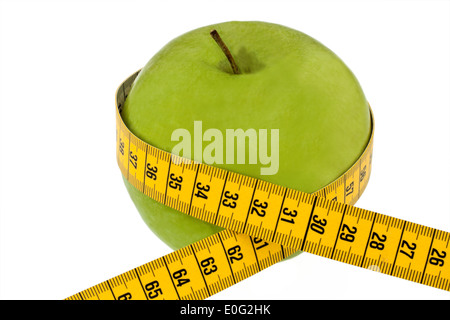 Ein Apfel mit Dimension Klebeband. Symbol für Ernährung mit Obst, Ein Apfel Mit Massband. Symbol Fuer Diaet Mit Obst. Stockfoto