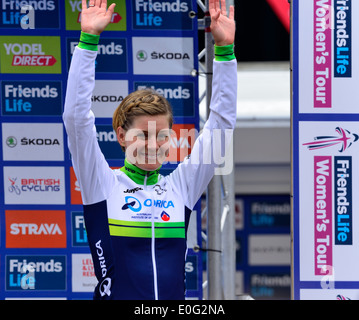 Emma Johansson feiert gewann den 2. Platz in der Gesamtwertung in die Freunde leben Frauen Tour Radrennen, Bury St Edmunds,UK.11th kann 2014 Stockfoto