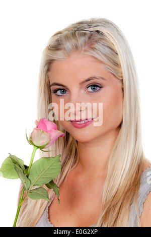 Junge Frau mit einer Rose in ihnen Gerüche., Junge Frau Mit Einer stieg ein der Sie Riecht. Stockfoto