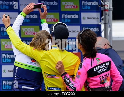 Gewinner der womans tour, 1. Marianne Vos, 2. Emma Johannsson und 3. Rosella Rato werfen Sie einen Selfie, Bury St Edmunds UK, 05.11.2014 Stockfoto