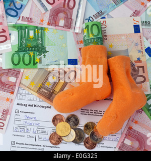 Kinder Socken und Euro von Banknoten, Kindersocken Und Euro-Geldscheine. Stockfoto