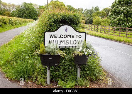 Ein Verkehrszeichen sagen Willkommen in Wilmslow am Stadtrand von Wilmslow Stadt Cheshire England UK Stockfoto