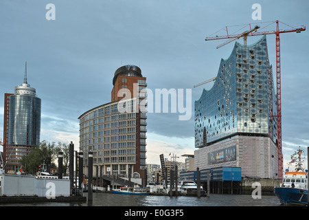 Philharmonie Hamburg, Blick vom Hafen entfernt. Krane sichtbar - Philharmonie im Bau. Stockfoto