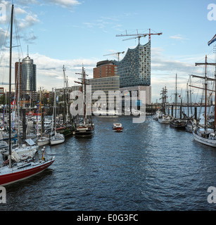 Philharmonie Hamburg, Blick vom Hafen entfernt. Krane sichtbar - Philharmonie im Bau. Stockfoto