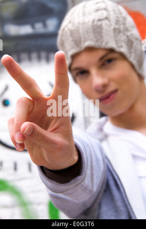 Eine coole junge Mann vor Graffiti, Ein cooles Blickender Jugendlicher Mann Vor Graffiti Stockfoto