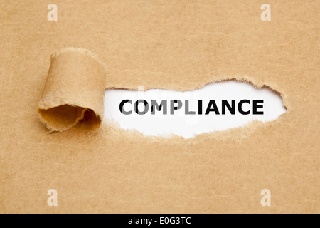 Das Wort Compliance erscheint hinter zerrissenes braunen Papier. Stockfoto