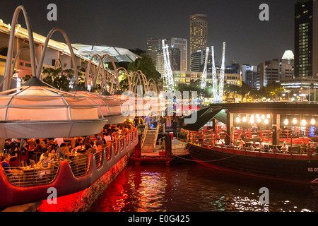 Gäste Speisen am Fluss am Clarke Quay in Singapur. Stockfoto