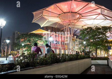 Die Menschen gehen rund um den Clarke Quay Singapur Stockfoto