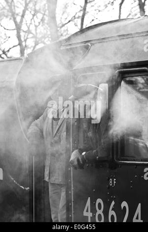 Zwei Dampf Lokführer Blick aus ihren Motor auf der Great Central Railway in Rothley in Leicestershire Stockfoto