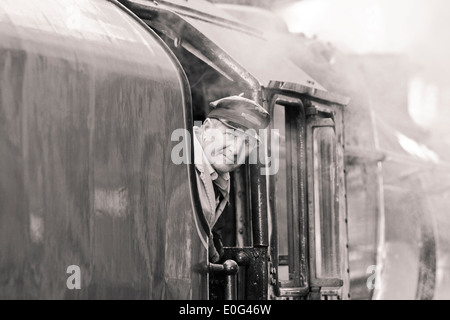 Ein Blick aus seinen Motor auf der Great Central Railway in Rothley in Leicestershire Dampfmaschine-Treiber Stockfoto