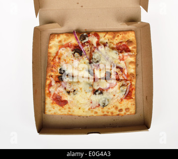 U-Bahn Fast-Food Flatizza Käse quadratische Pizza in Box-Verpackung auf weißem Hintergrund, USA. Stockfoto