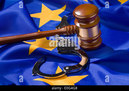 Richters Hammer und EU-Flagge, Richterhammer Und EU-Fahne Stockfoto