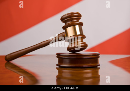 Richters Hammer und Richterhammer Und Oesterreich Fahne Österreich Flagge Stockfoto